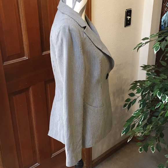 Armani Collezioni blazer🌹🌹🌹 - Picture 4 of 7